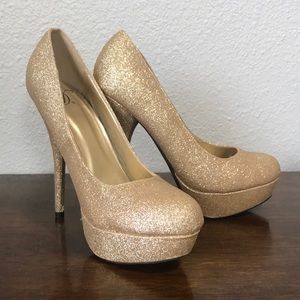 7.5 Gold Sparkle Pumps